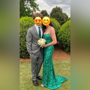 Emerald green prom/homecoming dress. Has a crisscross back with thin straps.